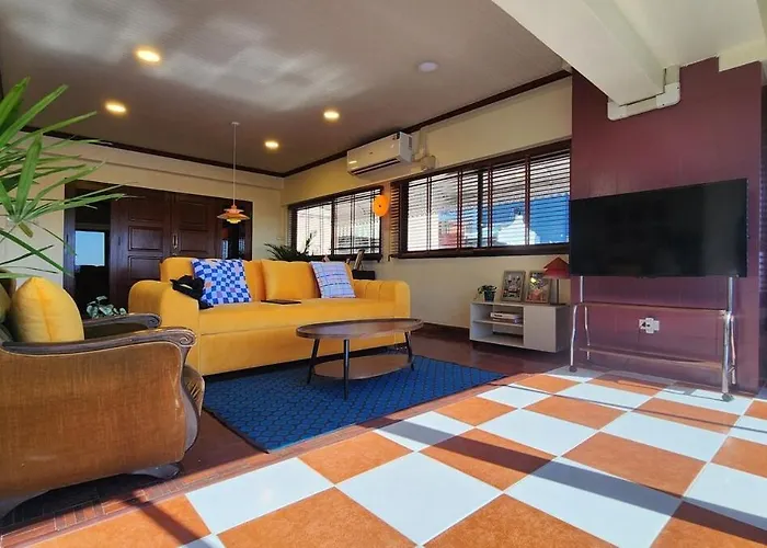 River View, Retro Vibe - Old Town Apartment *